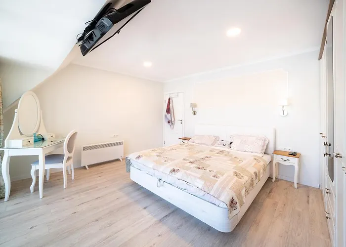 Julia Central * Varna