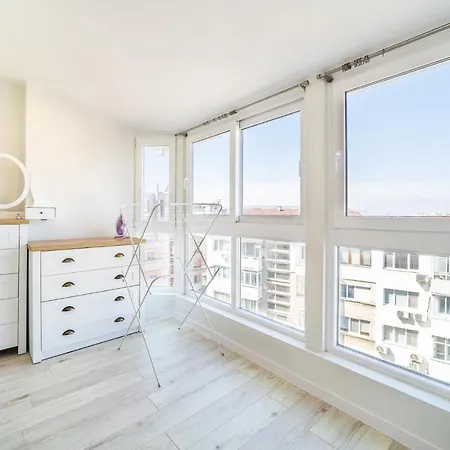 Julia Central * Варна